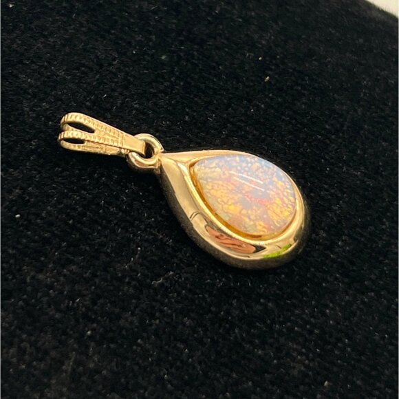 Vintage Sarah Gold Opalescent Teardrop Pendant Elegant Jewelry Accessory - Picture 3 of 6